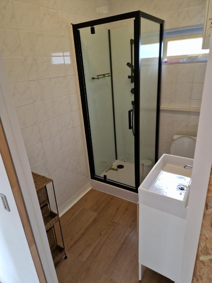 " Casitacuriosa " Chalet Op Camping Met Buitenzwembad Balen Exterior photo